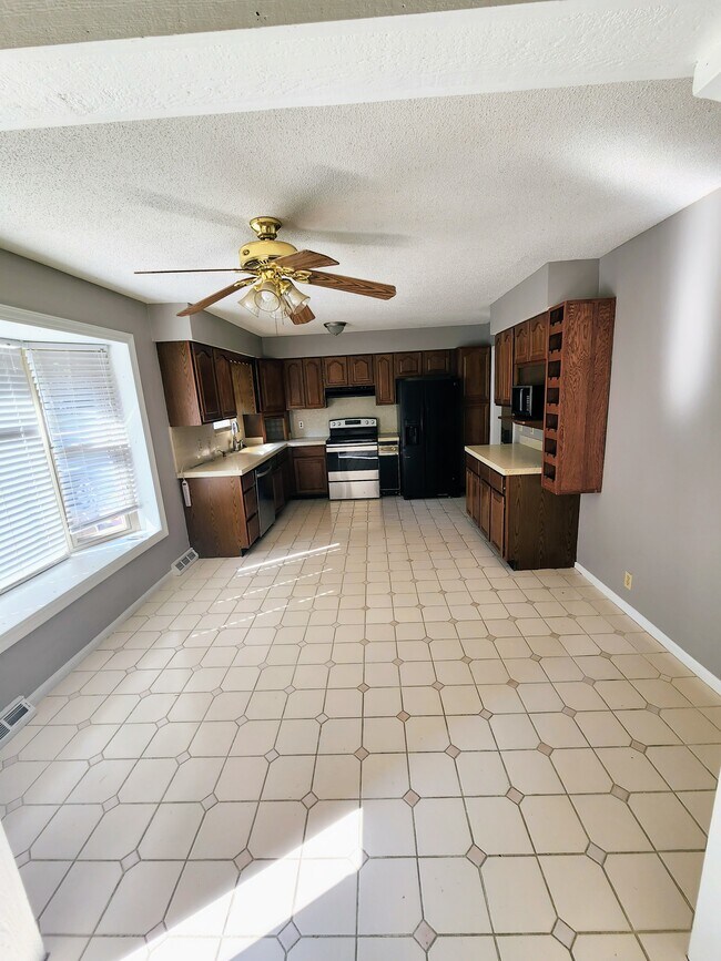 Building Photo - 5135 Quivira Rd