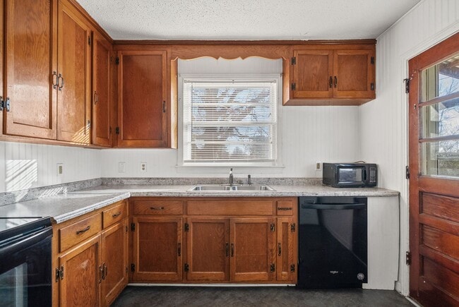 Building Photo - 3 Bedroom Home For Rent Near Madison Street!