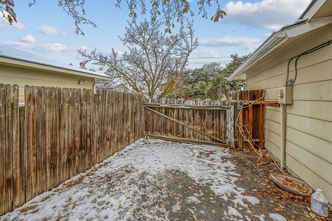 Building Photo - 3-bedroom 2-bathroom home with fenced back...