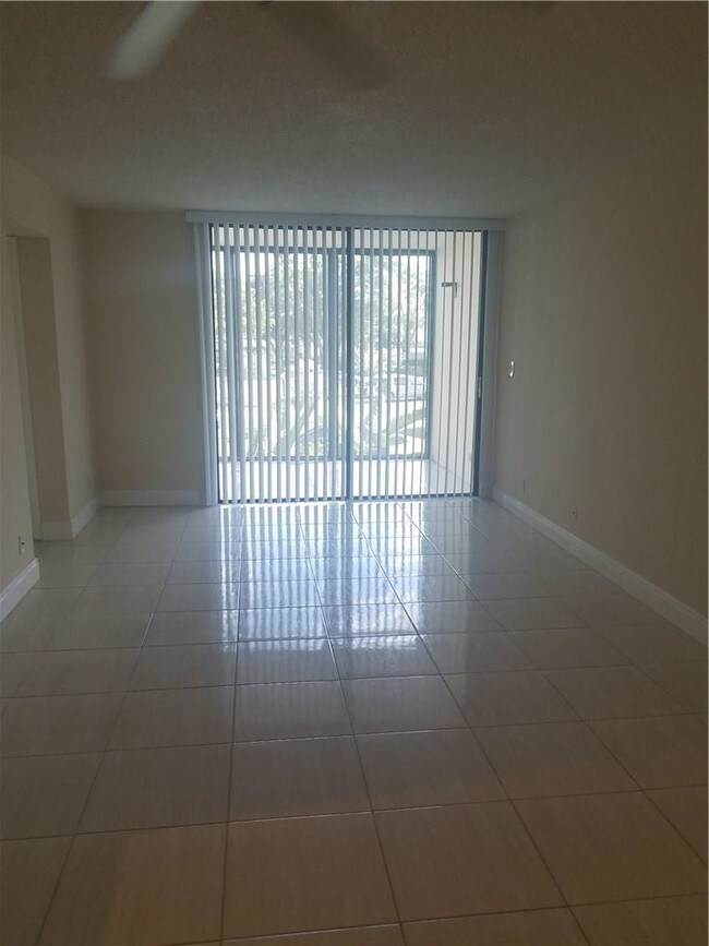 Foto del edificio - 215 Lake Pointe Dr