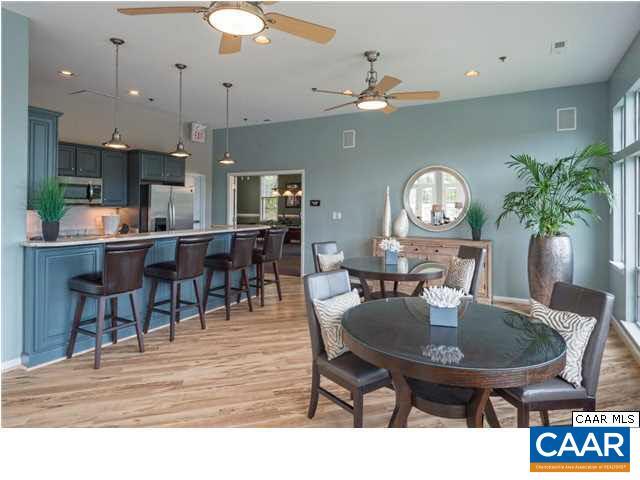 Foto del edificio - 200 Lake Club Ct