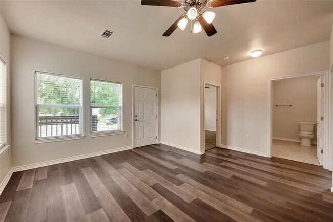 Foto del edificio - 203 Glade Bridge Ln