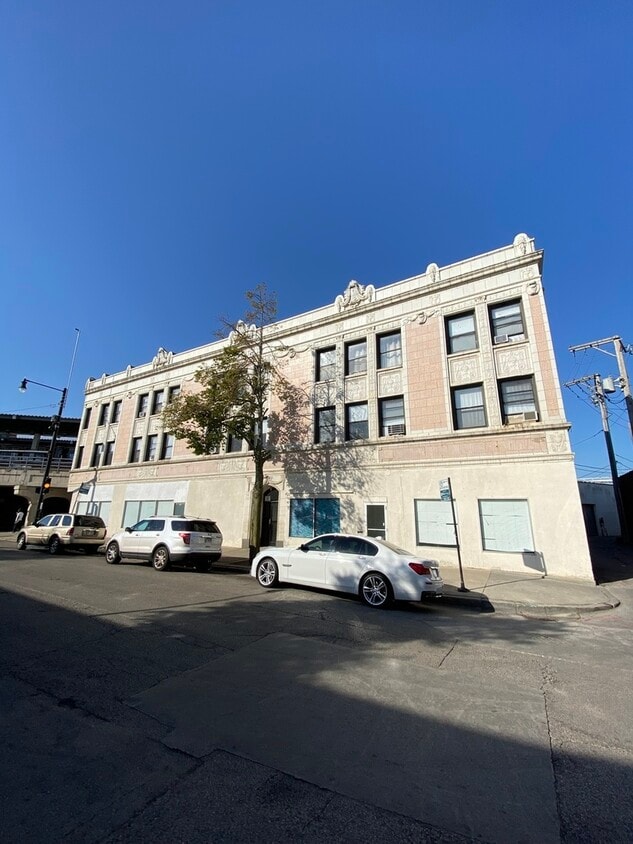 Primary Photo - 7606 N Paulina St