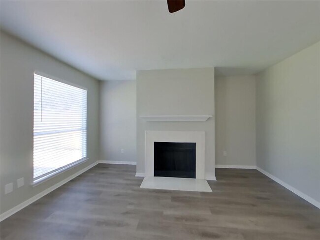 Foto del edificio - 3607 Lakeaires Ln