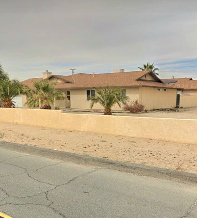 Foto del edificio - Large 3 bedroom home on a corner lot comin...