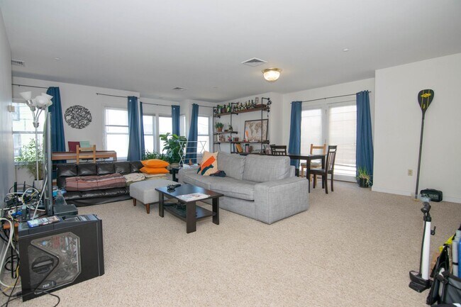 Building Photo - Spacious 3Bed/2Bath with 2 Parking Spots I...