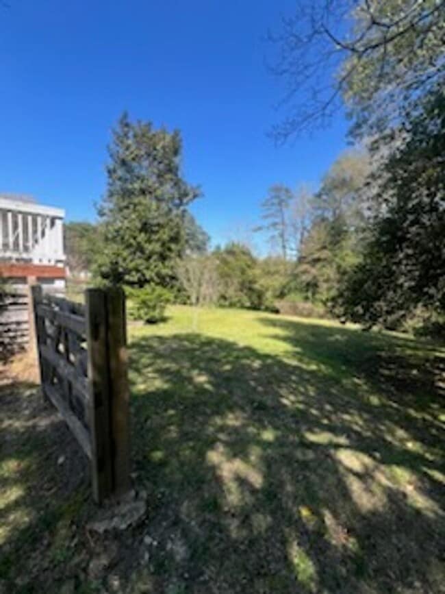 Building Photo - Furnished  Brick Home