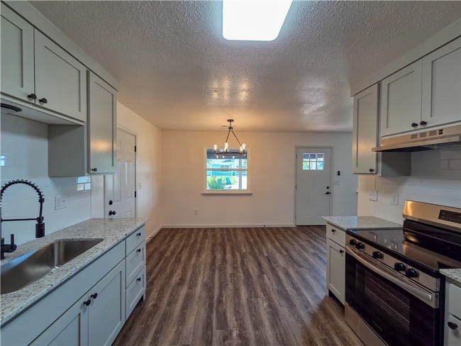 Building Photo - 412 W Swallow Cir