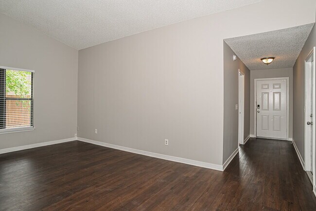 Foto del edificio - 6221 Alfredo Dr W