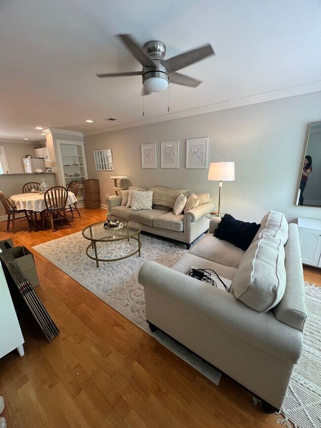 Building Photo - 2 bedroom Townhome at the Woodlands!