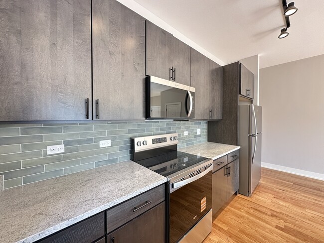 Building Photo - 2100 W 18th Pl