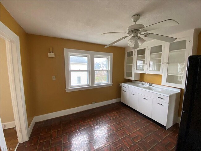 Building Photo - 2104 W 10th St