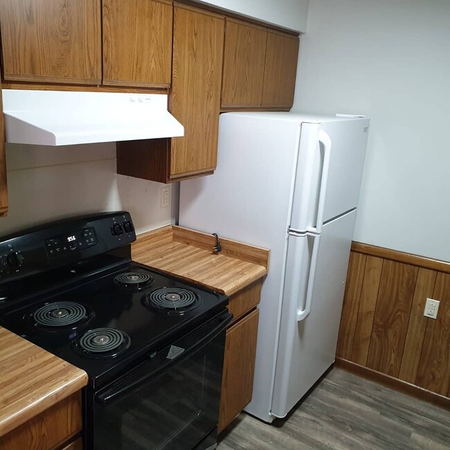 Kitchen with brand new appliances - 927 College Ave