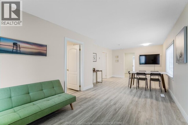 Photo du bâtiment - 811 University Ave E