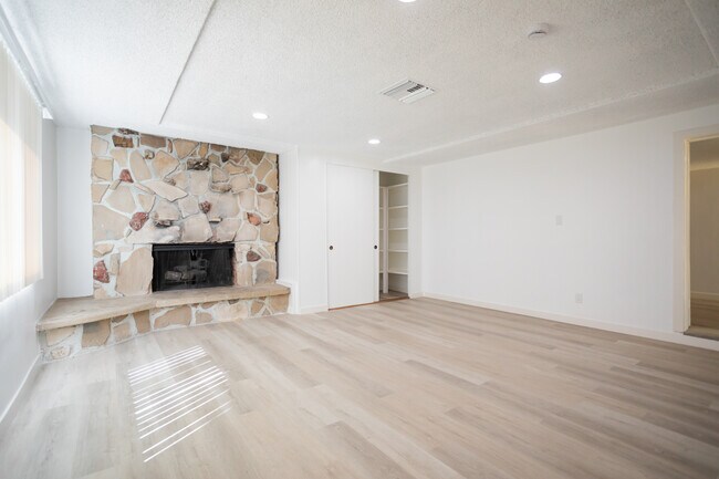 Foto del edificio - 11801 Rexford Rd