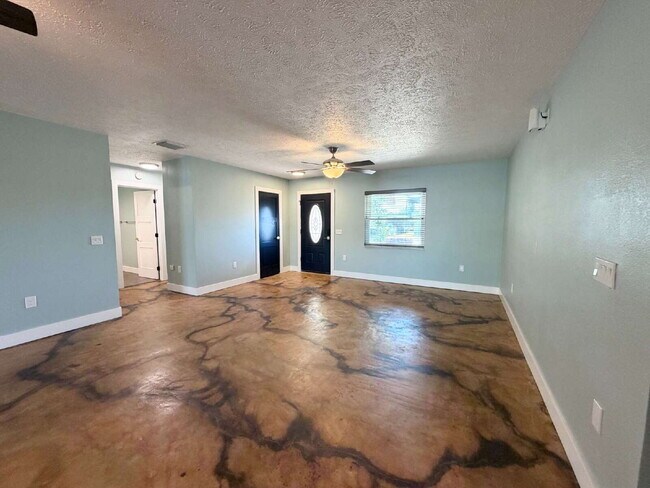 Foto del edificio - "Waterfront Home with Dock! 3-Bedroom Oasis with 2 Baths and 1,800 Sq Ft of Comfort in Hudson, FL!"