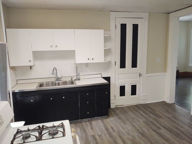 Foto del edificio - Very Large 4 Bedroom 2 Bath House