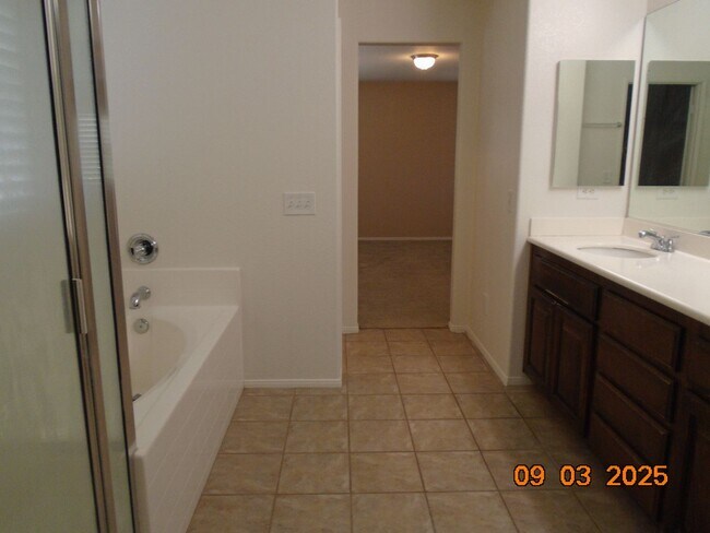 Foto del edificio - Immaculate 2 Story Within Walking Distance...