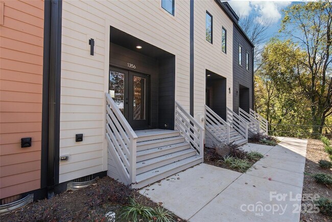 Foto del edificio - 1356 Briar Creek Rd