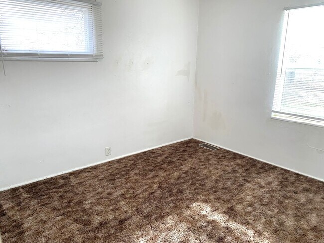 Building Photo - 3 Bedroom w/garage & fenced yard
