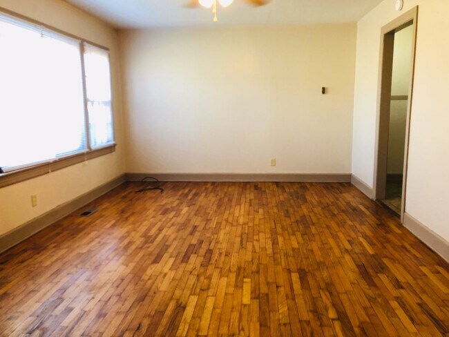 Building Photo - Coming in March - 3 Bed 2 Bath Duplex clos...
