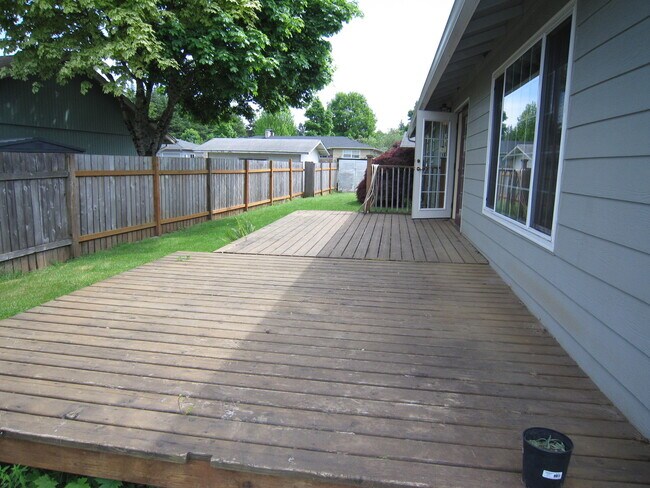 Building Photo - Single Level Three Bedroom in South Salem ...