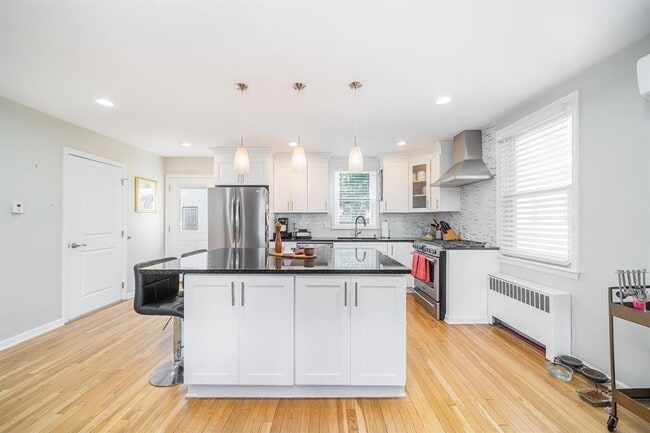 Building Photo - 118 W 46th St
