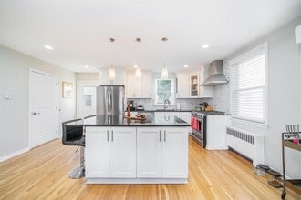 Building Photo - 118 W 46th St