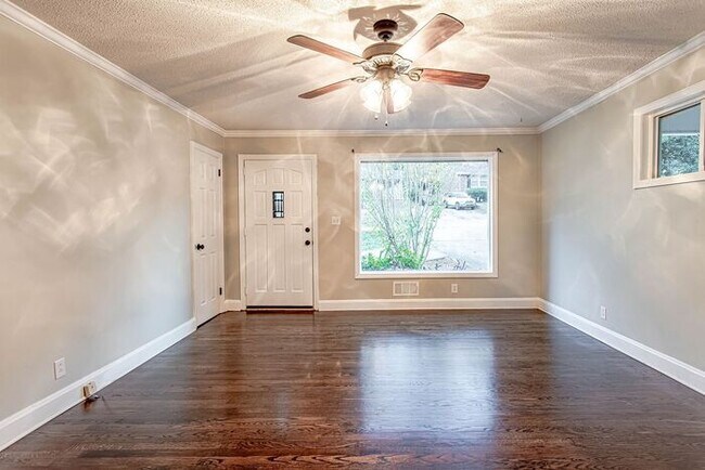 Building Photo - Adorable 3 Bedroom 1 Bathroom Recently Ren...