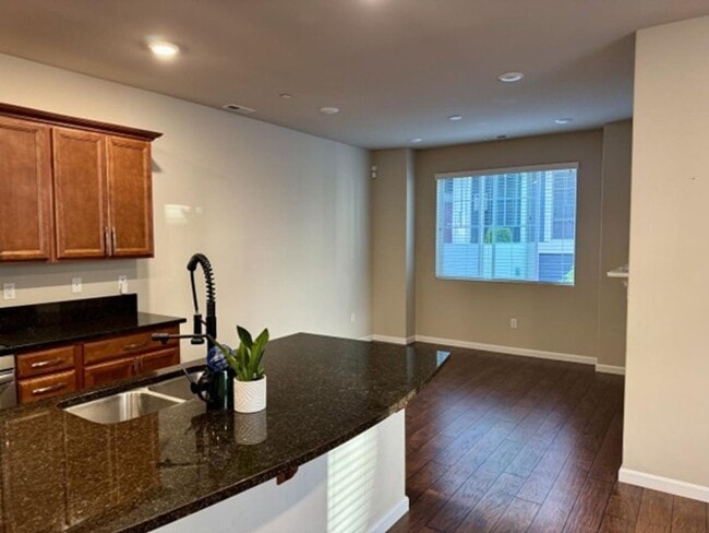 Building Photo - Air Conditioned Beautiful Home in Lynnwood