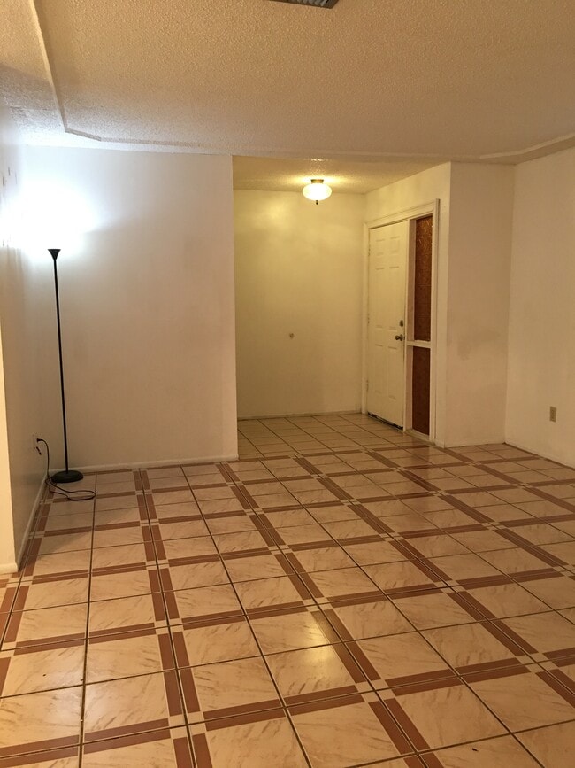 Living room - 1406 Meadowlark St