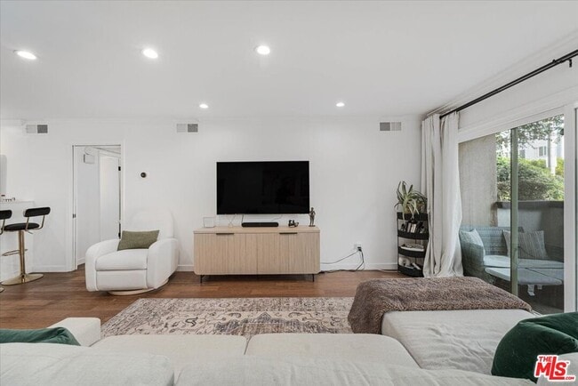 Foto del edificio - 1121 N Olive Dr