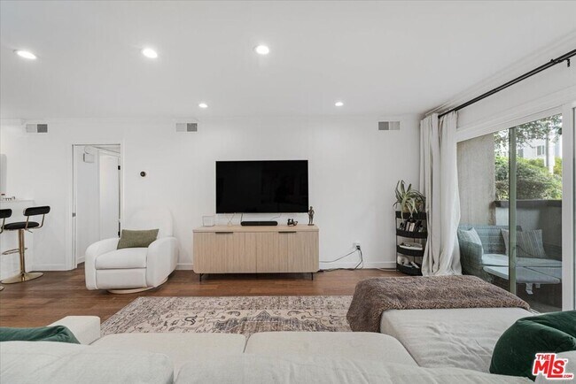 Building Photo - 1121 N Olive Dr