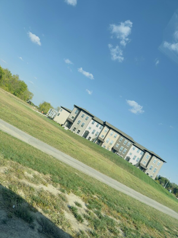 Foto del edificio - 4883 Gilbert Dr