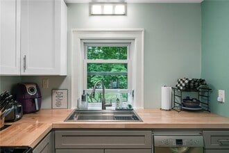 Building Photo - 570 Spencer Rd