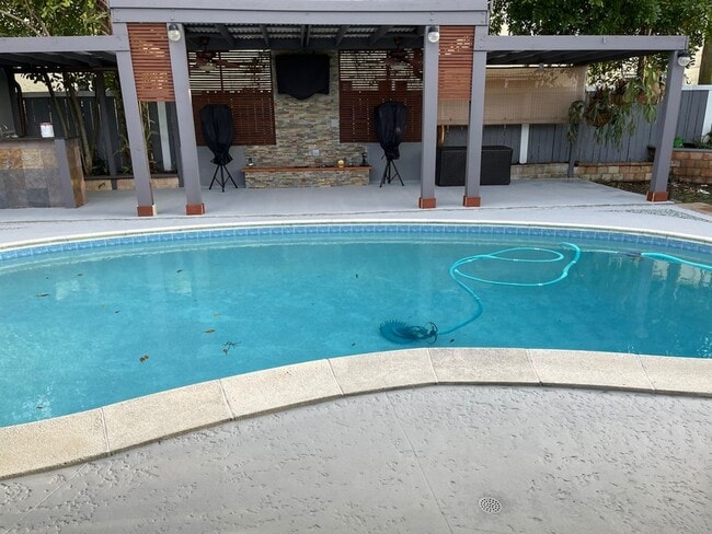 Pool - party área - 7920 NW 10th St