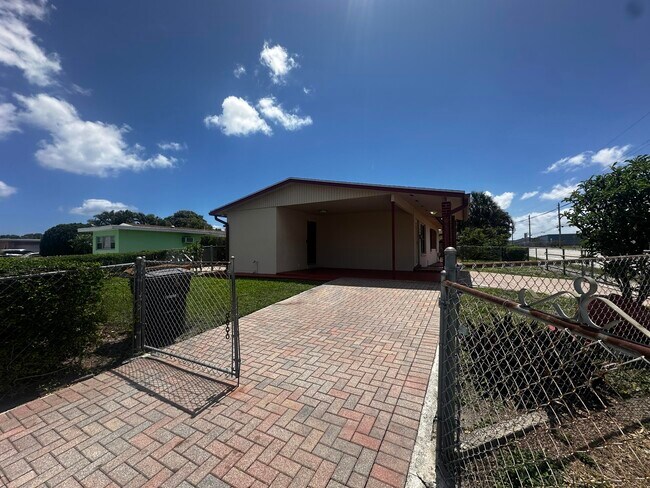 Foto del edificio - 3500 Lake Ave