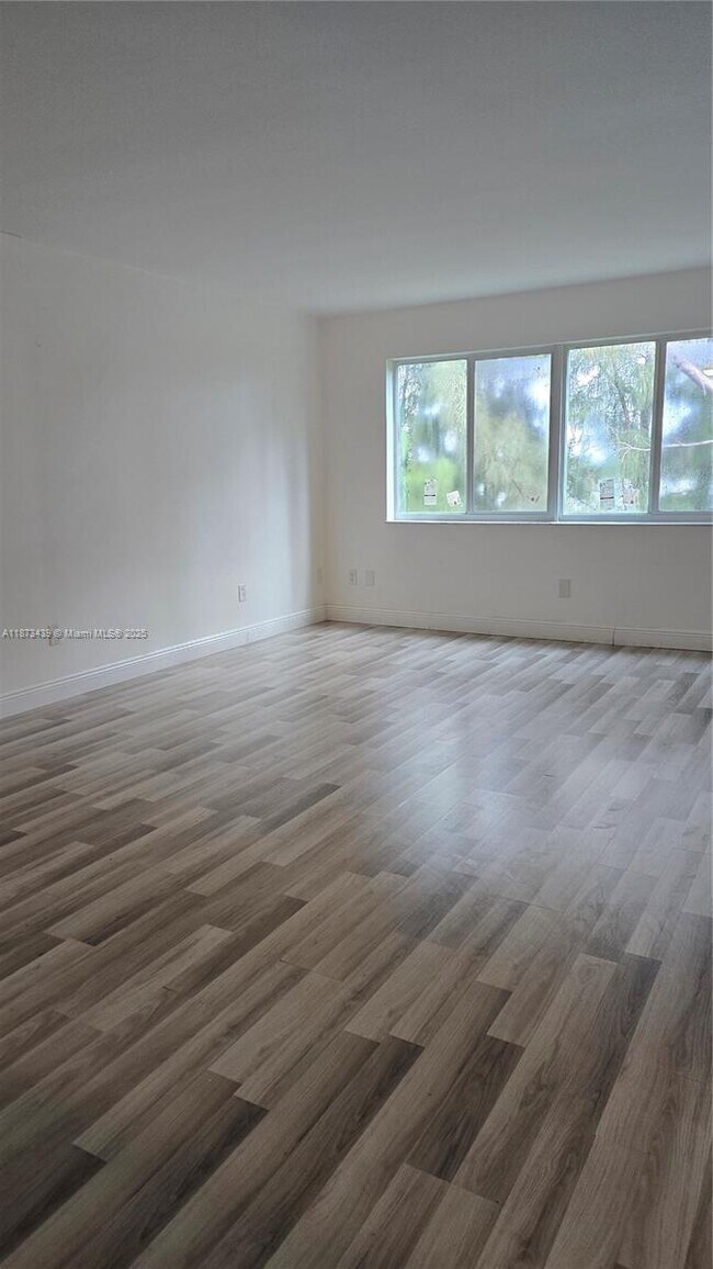 Foto del edificio - 14820 Naranja Lakes Blvd