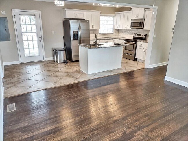 Building Photo - 3128 Beech Dr