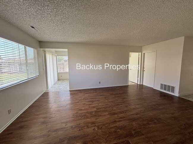 Foto del edificio - Spacious fenced yard - Three bedroom home ...