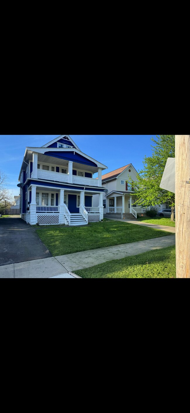 Foto del edificio - 9813 Manor Ave