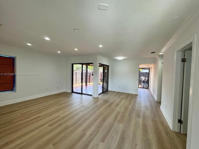 Foto del edificio - $3,000 15240 SW 45th Ter # 54-H