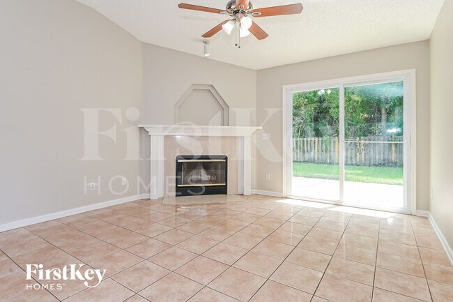 Foto del edificio - 4576 Antler Hill Dr E