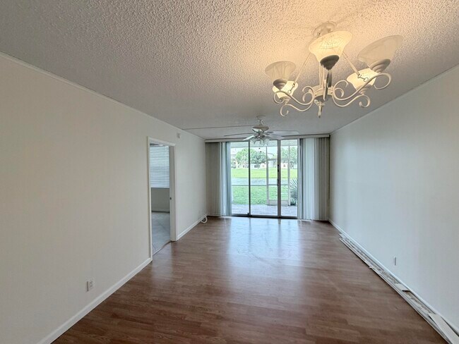 Foto del edificio - 9230 Lagoon Pl