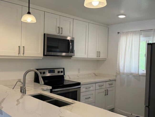 Foto del edificio - For Lease – Charming Condo in Glendale Hills