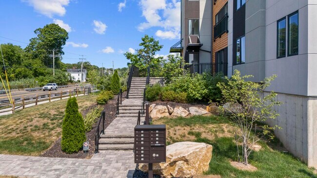 Foto del edificio - 245 E Main St