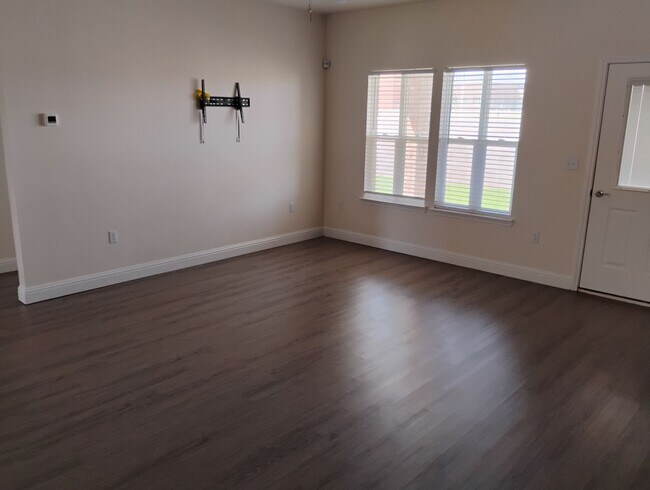 Building Photo - 4 Bed 2 bath Cozy Brick Home