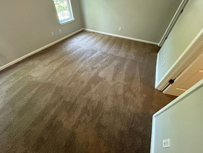 Building Photo - Welcome to this charming 3 bedroom, 2 bath...