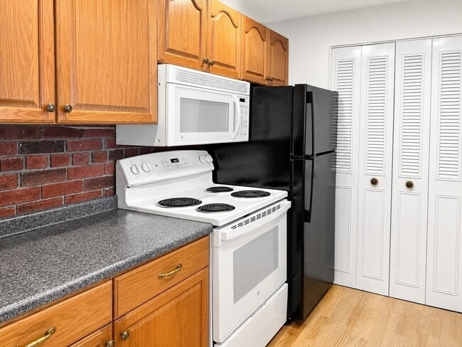 Building Photo - 25 Greentree Ln