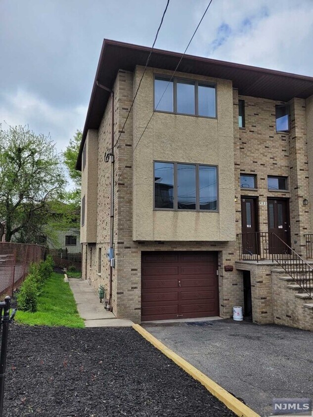 Primary Photo - 430 Westview Pl